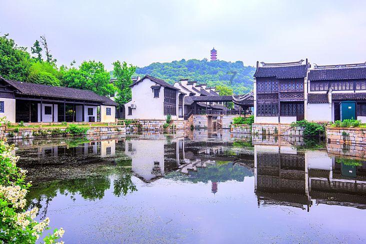 家里两个孩子叛逆不听话,父亲拿出衣架让孩子抽自己